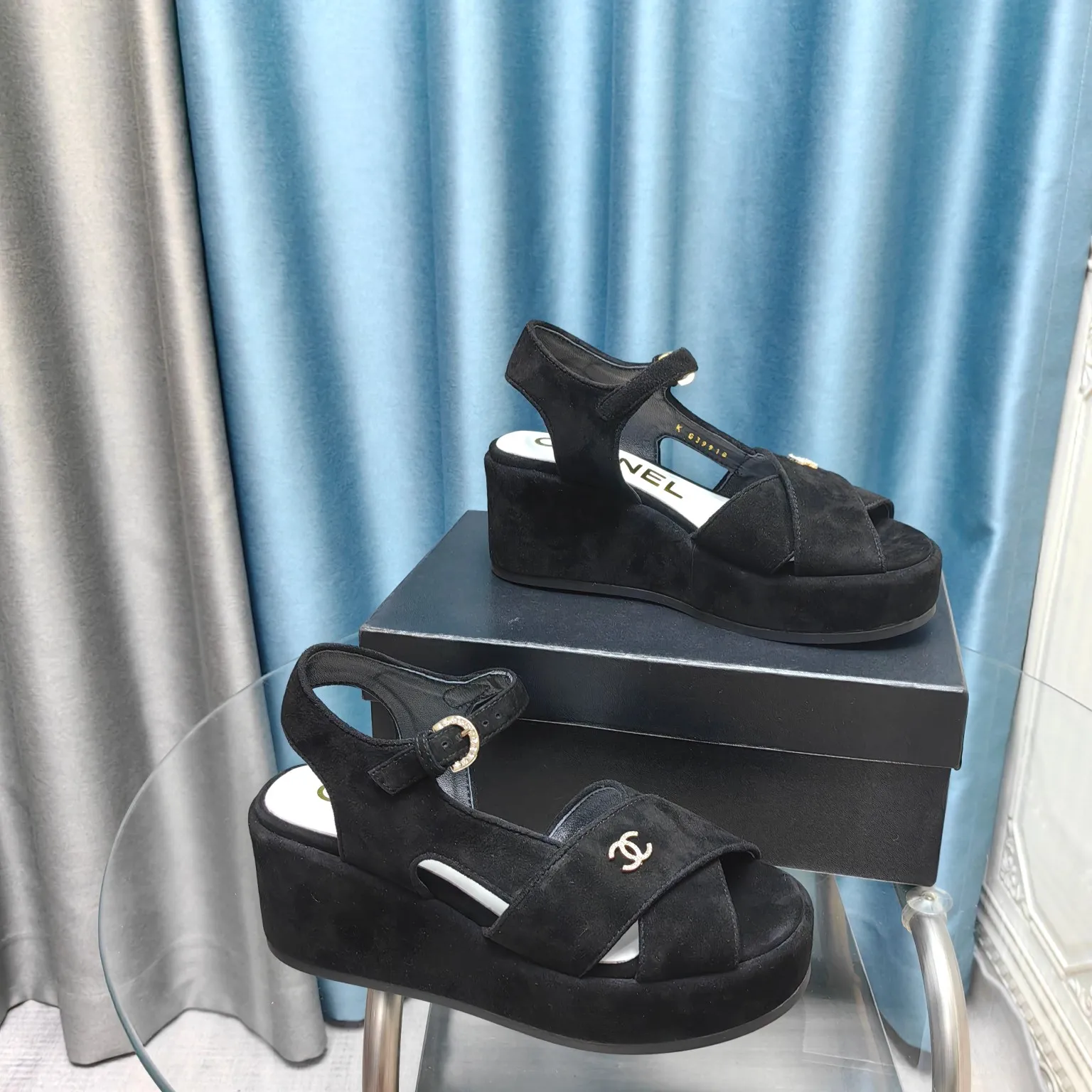 👟👟Ex-factory price 540👟👟 Top version Chanel/Chanel 24ss thick-soled lame-heeled sandals Material ☑️Fabric: patent leather/sheep ☑️Lining: sheepskin ☑️Outsole: original outsole ☑️Heel height: 7.5cm ☑️Number of yards: 35-40